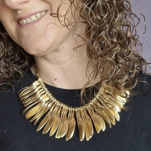 COLLAR DORADO PETALOS